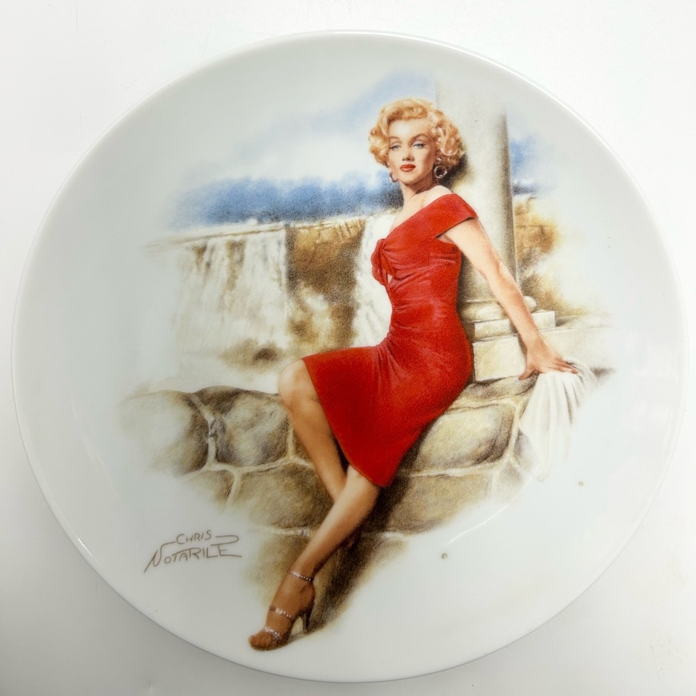 👩🏼💋💄🏛️☁️❤️Bradford Exchange - “Marilyn Monroe in Niagara” Plate.